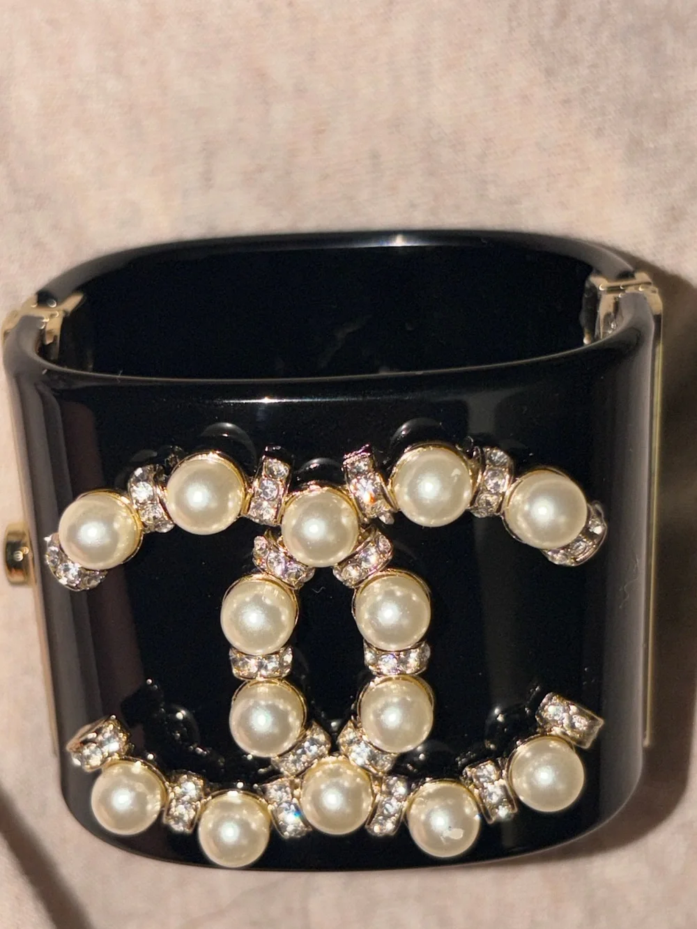 🐚🖤  Chanel CC Cuff  🖤🪩